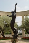 Statua in bronzo alta 7 m, che simboleggia lo Spirito della Gioventù americana che si alza dalle Onde