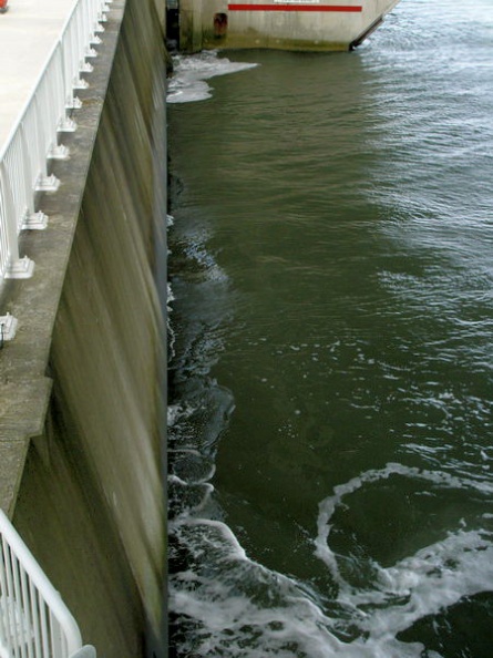 Il mare si infrange sulla diga