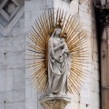 Copia della statua della Madonna scolpita da Matteo Civitali. L'originale si trova all'interno