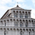 Portico aperto sulla piazza da tre grandi arcate di cui una più stretta per la vicinanza del preesistente campanile